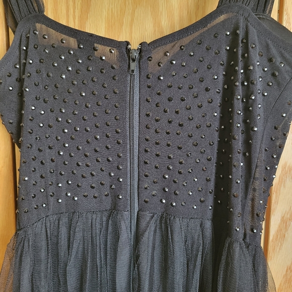 Black gown - Picture 3 of 3